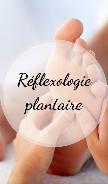 des mains en train de masser des pieds, ceci représente la réflexologie plantaire