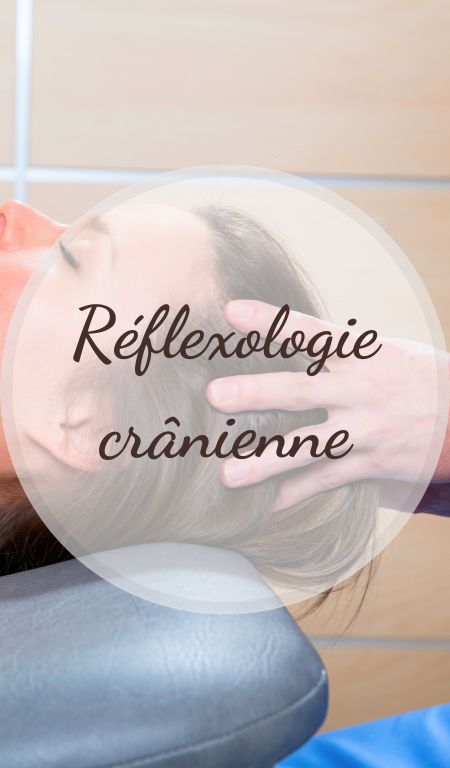 deux mains en train de masser le crane d'une femme allongé, ceci représente la réflexologie crânienne