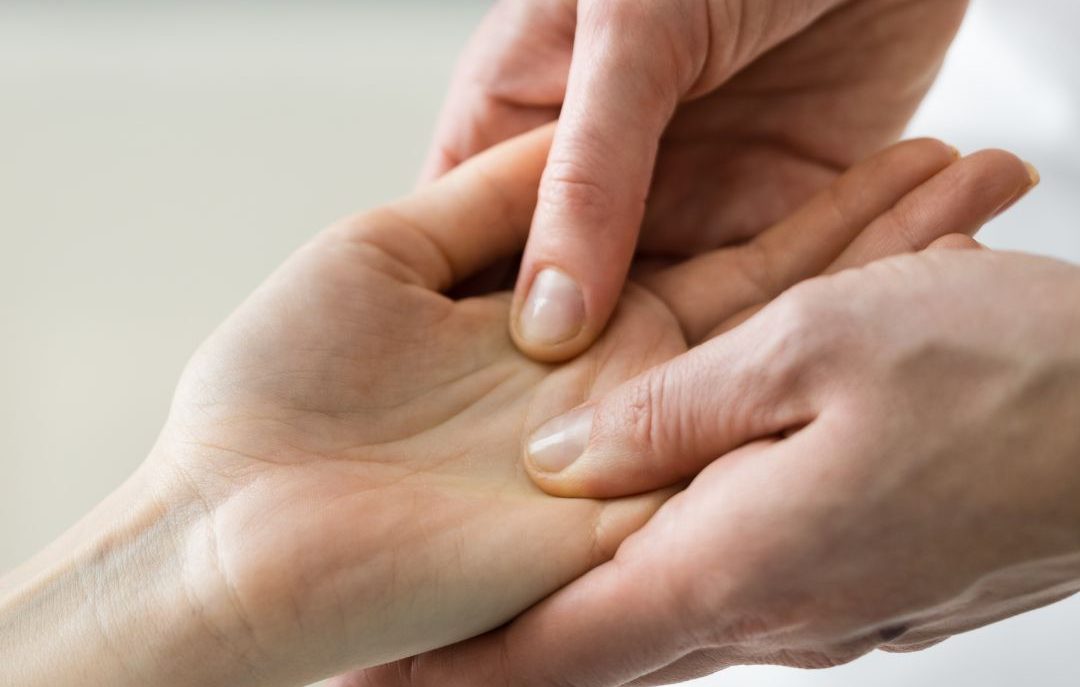 une séance de réflexologie palmaire